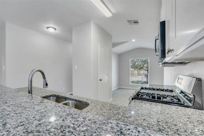 Building Photo - 210 Glencarry Trail Rental