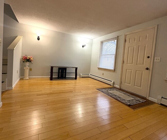 Building Photo - Spacious 3 Bedroom, 2 Bath Townhouse with In-Unit Laundry in Lowell, MA