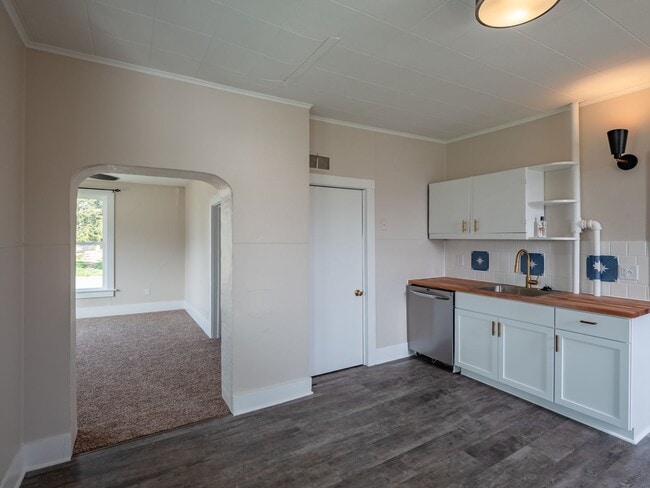 Photo - Daffodil Unit Upper