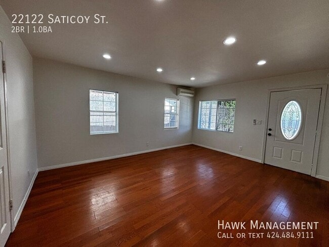Photo - 22122 Saticoy St