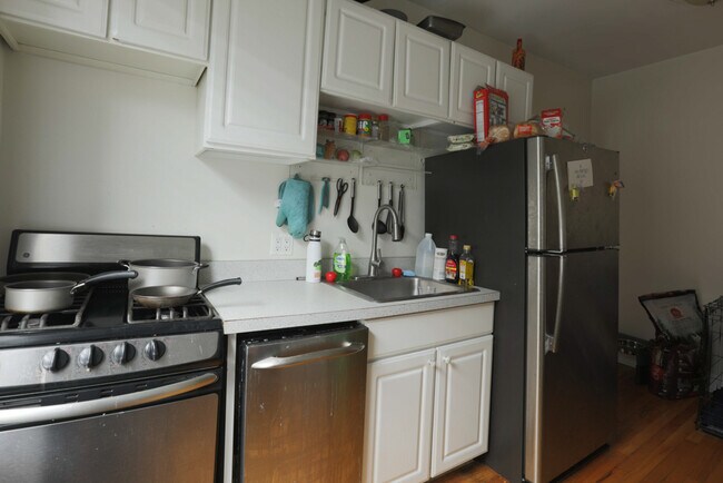 Photo - 814 W Cornelia Ave Unit J02W