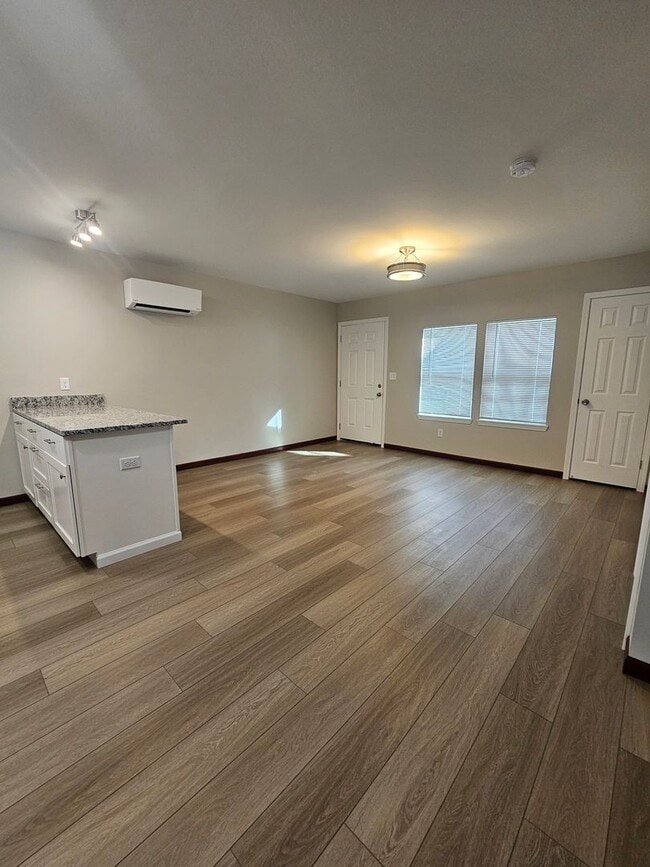 Photo - (1) Bed/(1) Bath Newly Remodeled Avail Mid-July! Direct Access off Alameda.