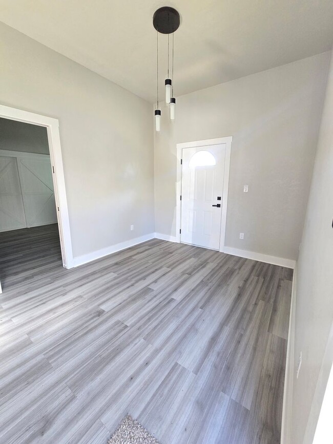 Building Photo - 3 Bed 2 Bath Apartment Unit A