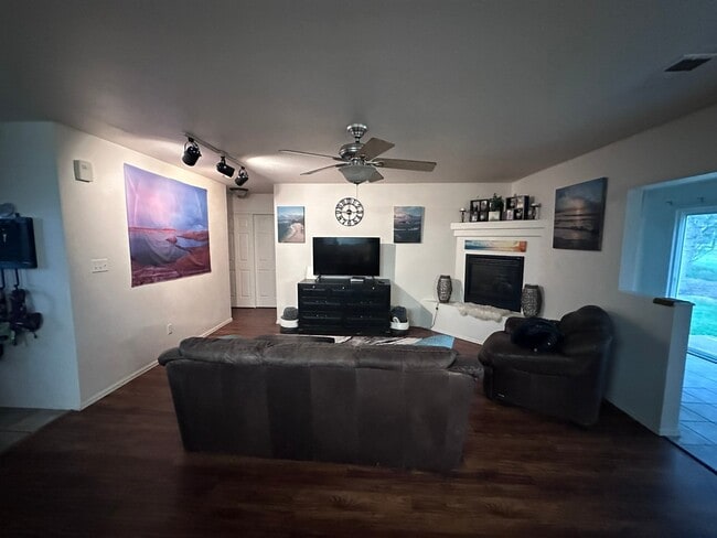 Photo - 362 Kaley St