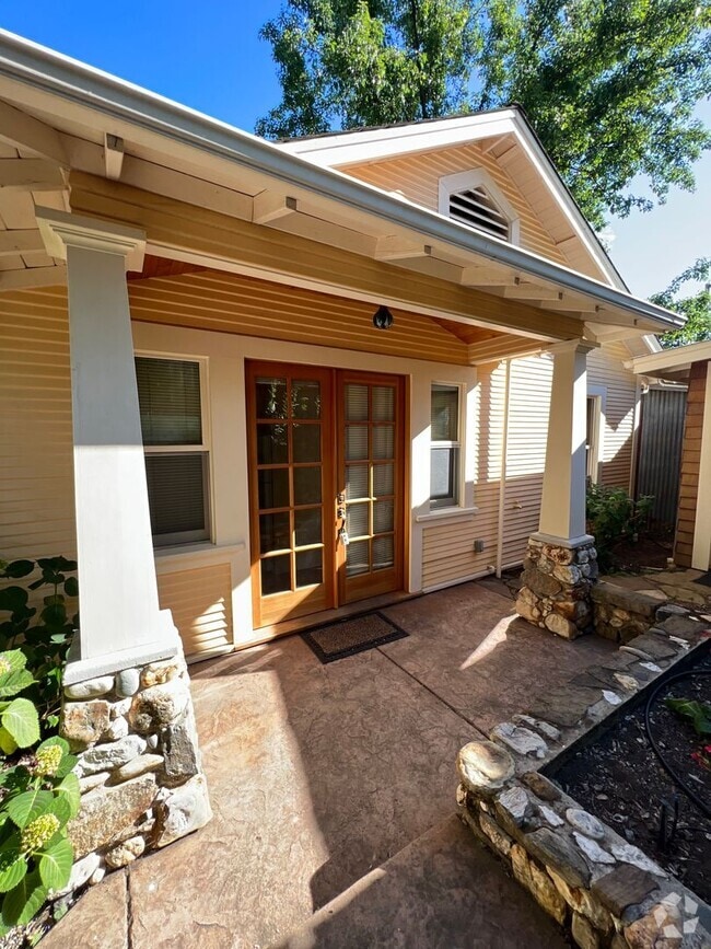 Building Photo - Charming 1 bedroom 1 bath cottage tucked o... Rental