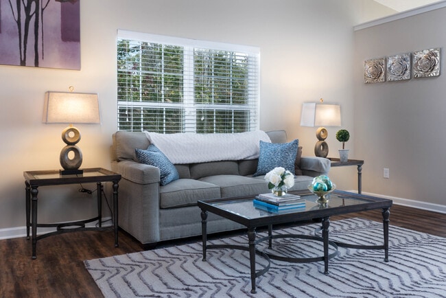 Hermosos planos abiertos con luz natural - Redwood Avon