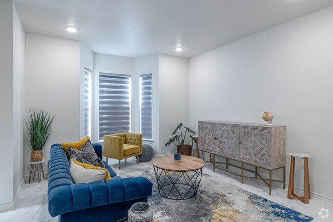 1BR, 1BA - 828SF - Living Room