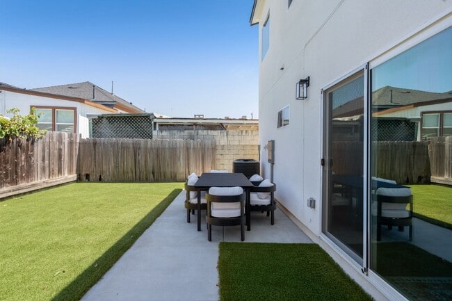 Building Photo - Spacious turfed yard!