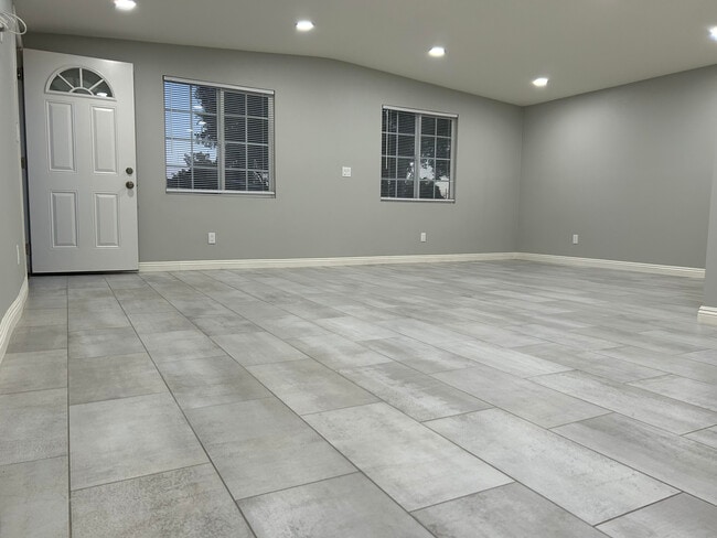 Photo - 4221 W Roberts Dr Unit B