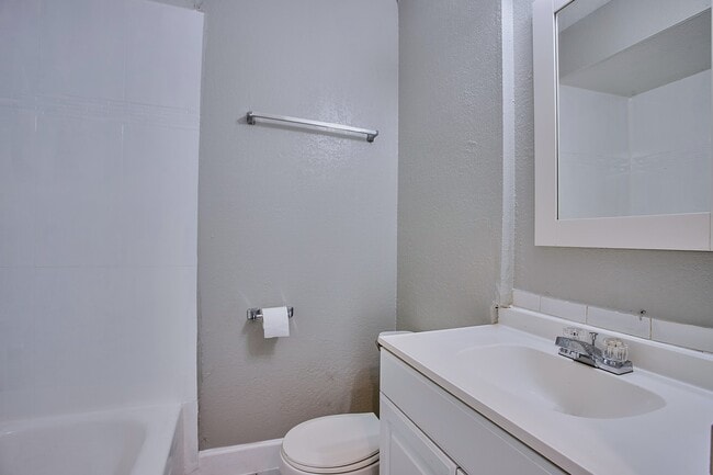 Building Photo - 1423 Hawthorne St Unit 15