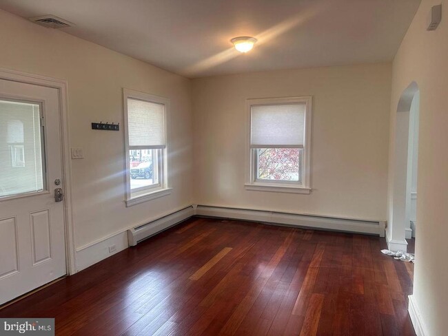 Building Photo - 229 Iona Ave