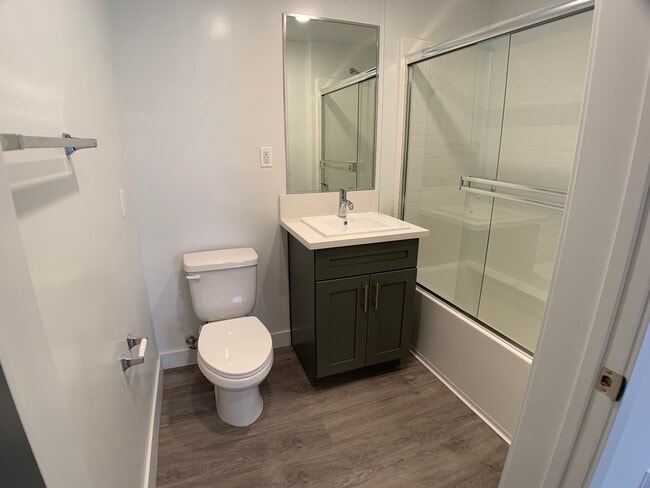 Photo - 14639-14645 Vanowen St