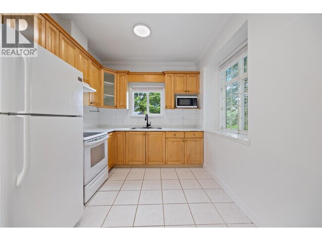 Photo - 2320 Dundas St