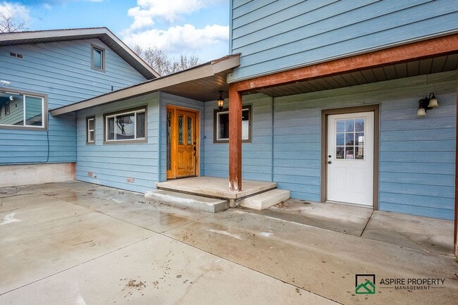 Photo - 5+ Acre Home With 7 Bedroom and Large Shop