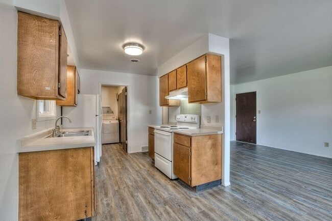 Building Photo - 1st Month Free Rent!!! with a 12 month lea... Rental