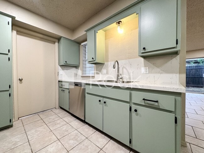 Photo - 7024 Woodlake Dr Unit 7024 Woodlake Dr