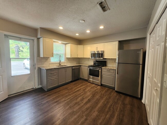 6221 Bonny Oaks Dr Unit B