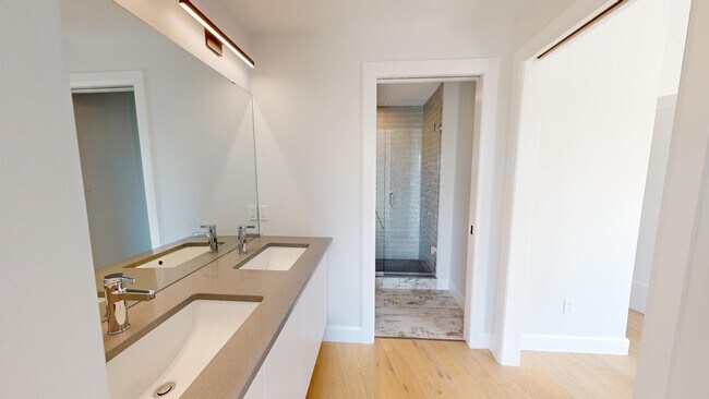 Photo - AMAZING THREE LEVEL THREE BEDROOM TOWNHOME IN WEST FIVE Unité 107B