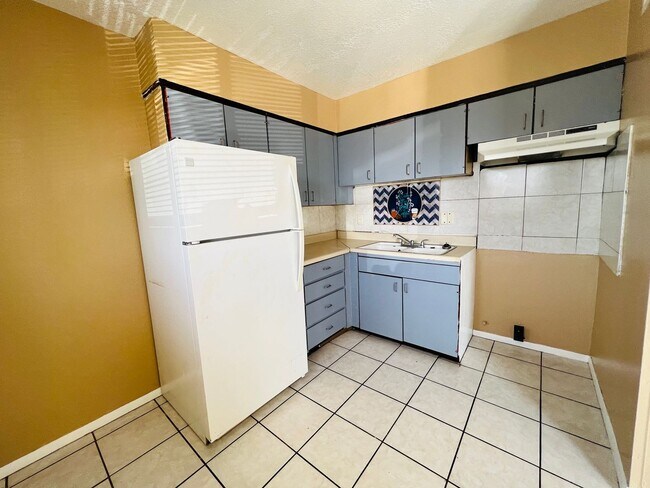 1402 S Espina St Unit 3