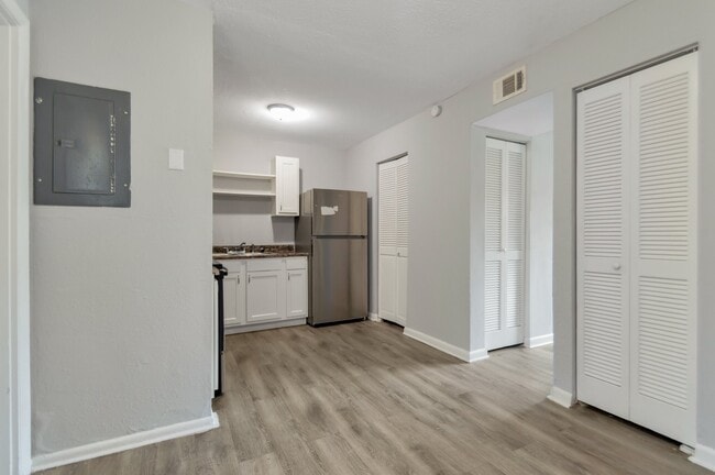 Photo - 4543 Moncrief Rd W