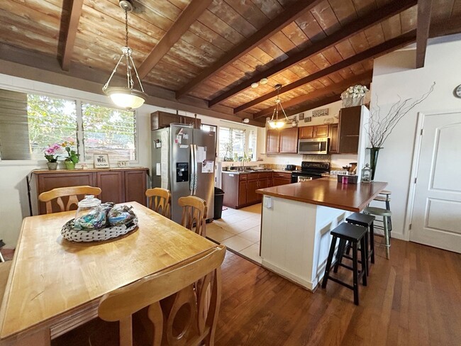 Building Photo - 6 bed, 3 bath, 2 parking Attached Home in Lower Waipahu