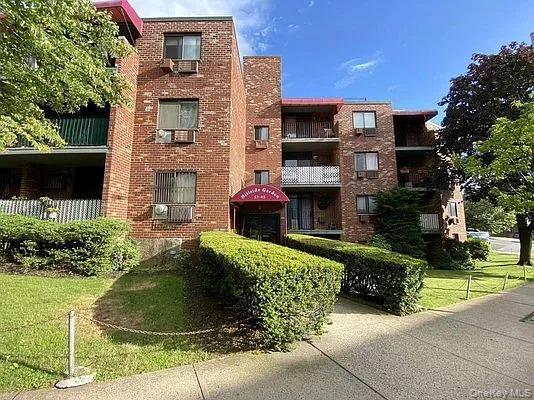 Building Photo - 57-45 74th St Unit 305