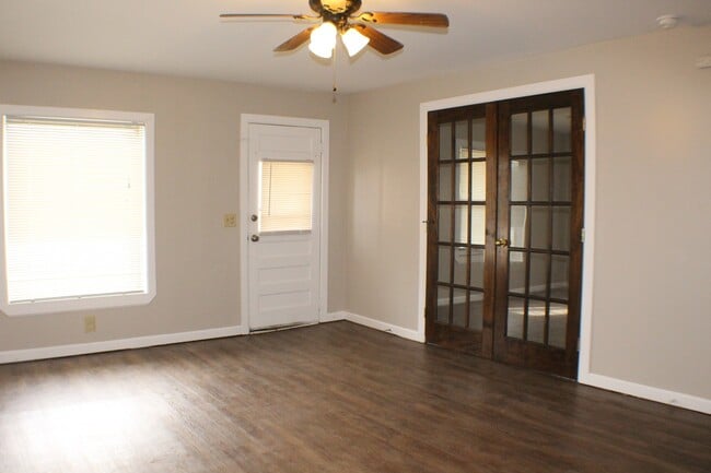 Building Photo - Adorable 2 bedroom 1 bath Broken Arrow Home, Close to the Rose District!