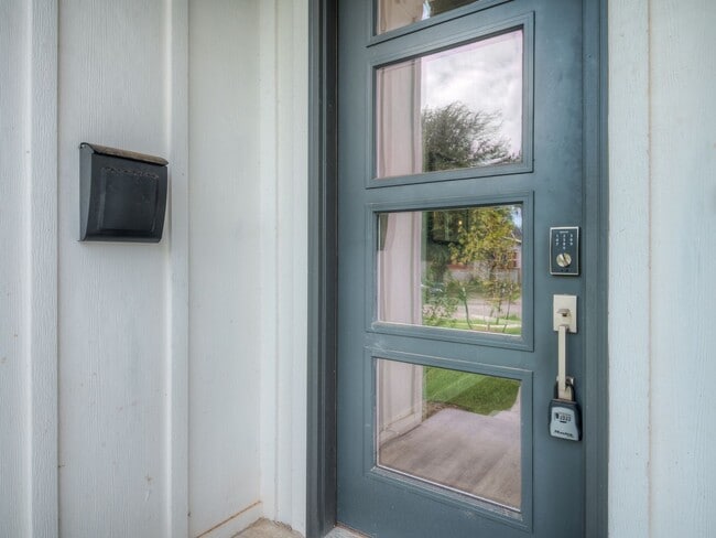 Photo - Spacious 4-Bedroom Home with Thoughtful De...
