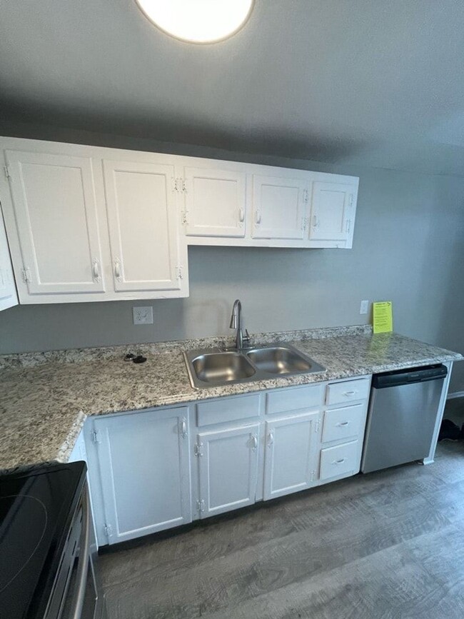 Building Photo - Beautiful Remodeled Apartments Unit 2791-1