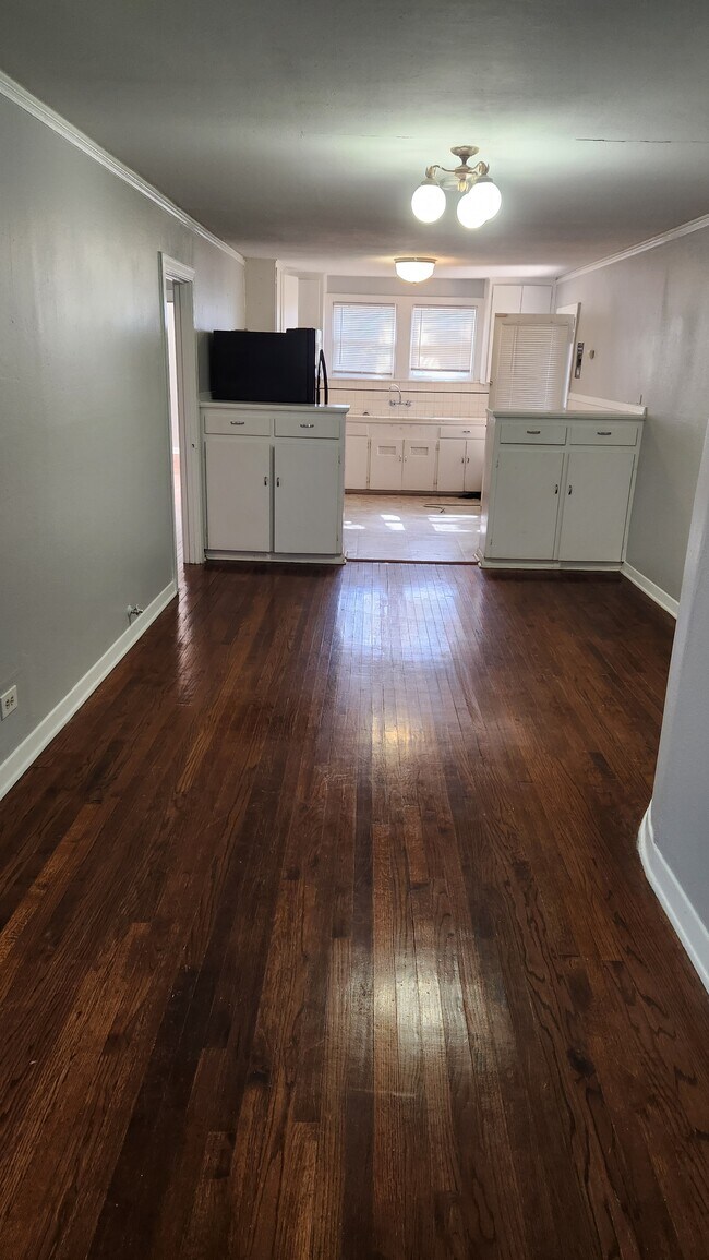 Dining Area - 905 Ohio Ave