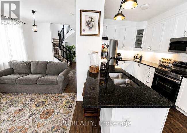 Photo - 711 Derreen Ave