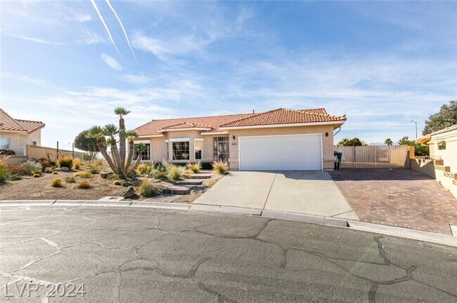 Photo - LUXURIOUS SINGLE STORY IN GATED COMMUNITY ...