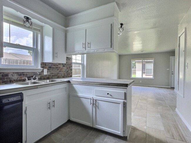 Building Photo - 6116 S Madison Plz Unit B