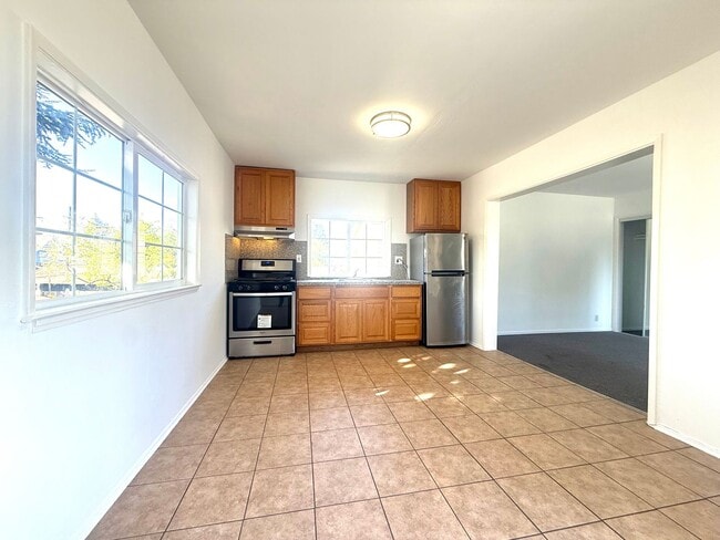 Building Photo - N Claremont Unit ADU (upstairs)