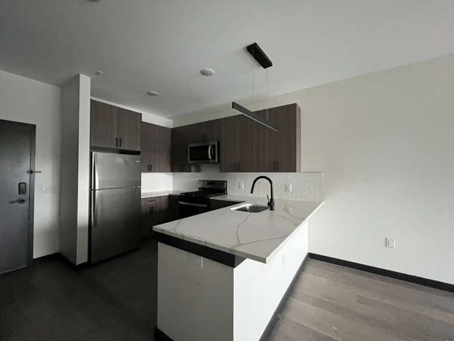 Building Photo - 135 Mallory Ave Unit 304