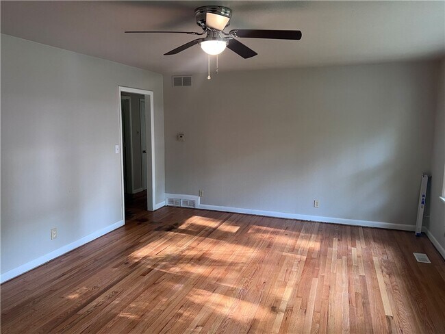 Photo - 303 Harve St