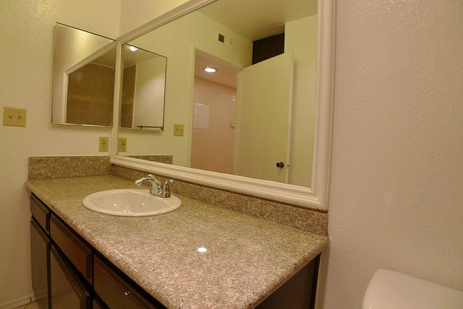 Cuarto de baño remodelado - North Tower Apts