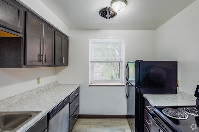 1BR, 1BA - 640SF - Kitchen