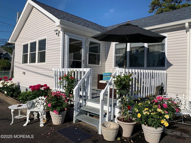 Building Photo - 2 Pine Crest Dr