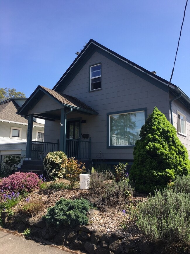 Building Photo - 8032 SE Yamhill St