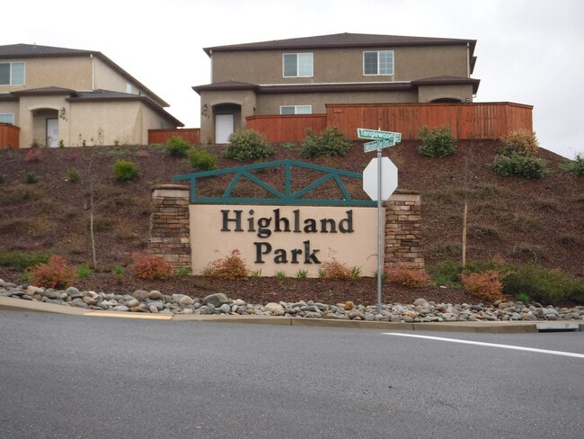 Building Photo - Great 4 Bedroom Condo With Upgrades! Highland Park Subdivision