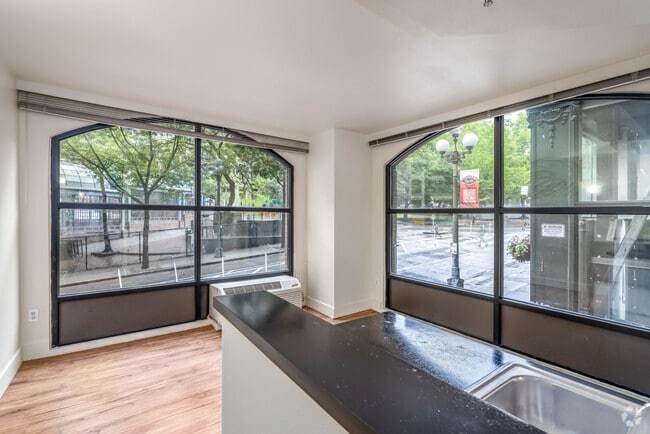 1BR, 1BA - 620SF - Living Room