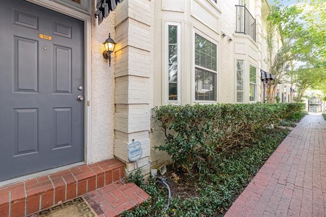 Building Photo - 4424 Holland Ave Unit 305