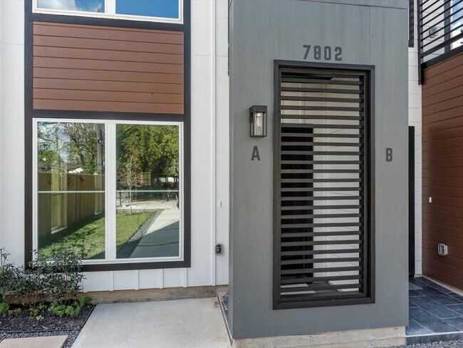 Photo - 7802 Queen St