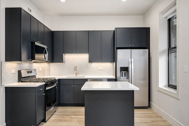 Building Photo - 1710 W Belmont Ave Unit 202