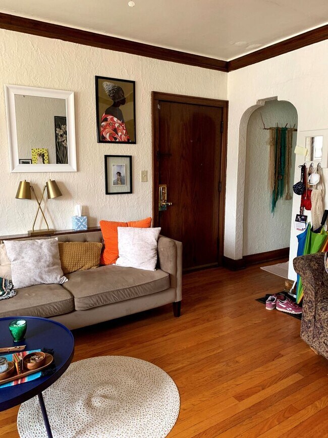 Building Photo - 1BR Apartment in Historic Brewers Hill – 1920s Charm & Modern Updates Unit 8