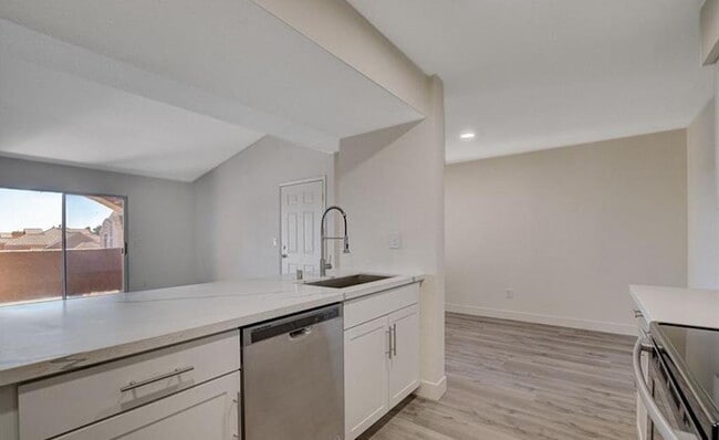 Highly Remodeled 1 Bedroom 2nd Floor Unit