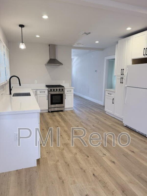 Photo - 611 E 2nd St
