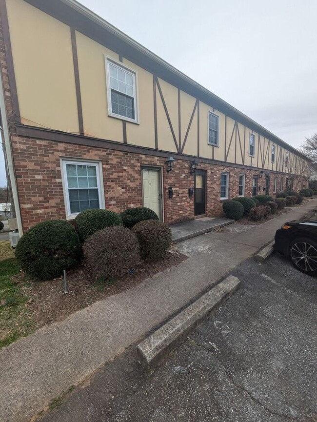 2BD/1.5BA Unit in Hickory - 2BD/1.5BA Townhome Unit in Hickory