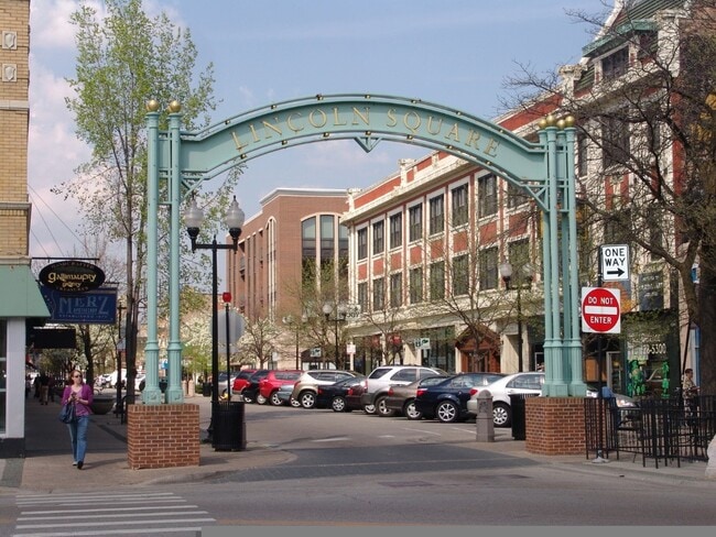 Building Photo - 4875 N Paulina St Unit 79-3B